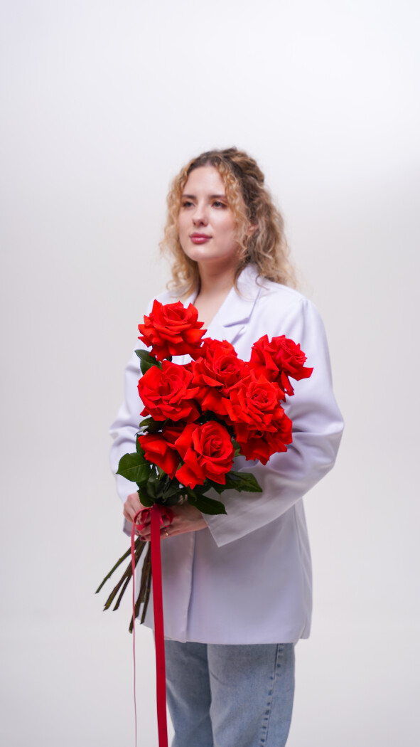 9 алых роз под ленту №275