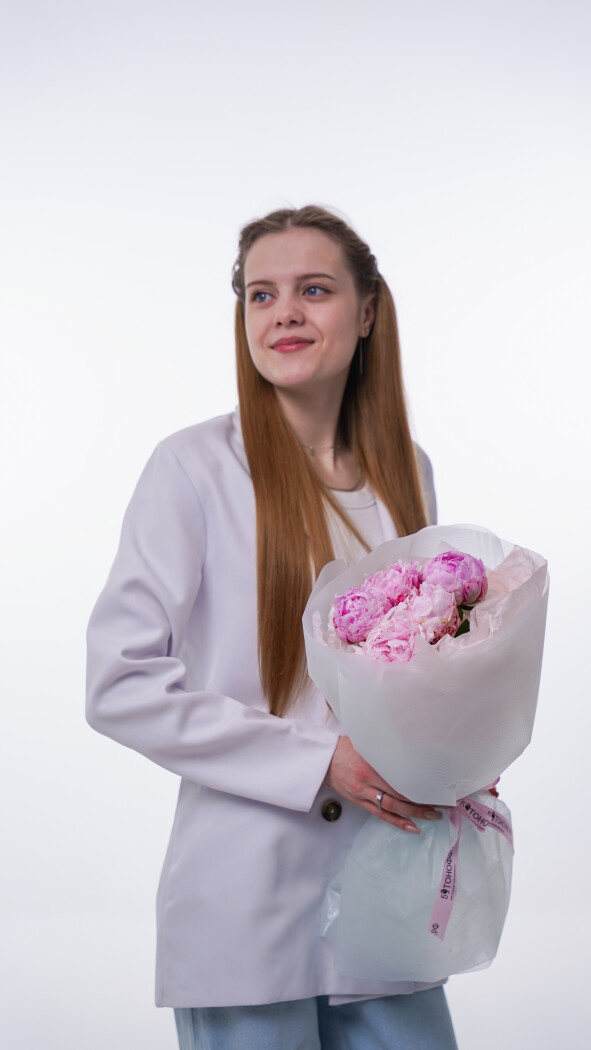 5 розовых пионов в оформлении №139