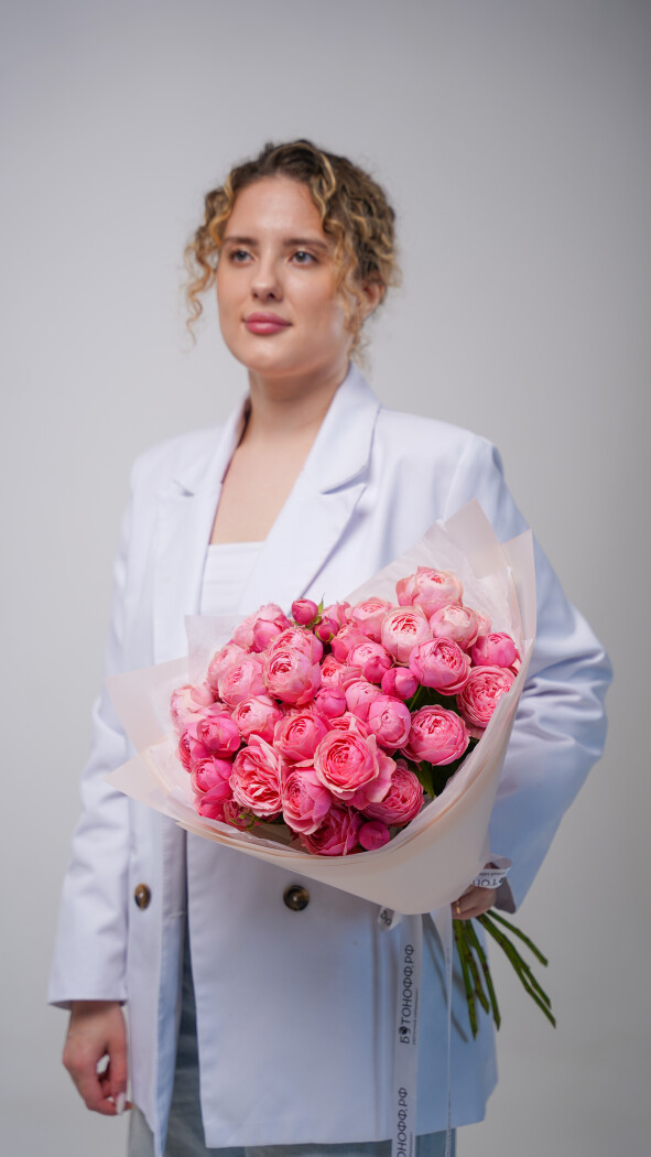 9 розовых кустовых роз в оформлении №26