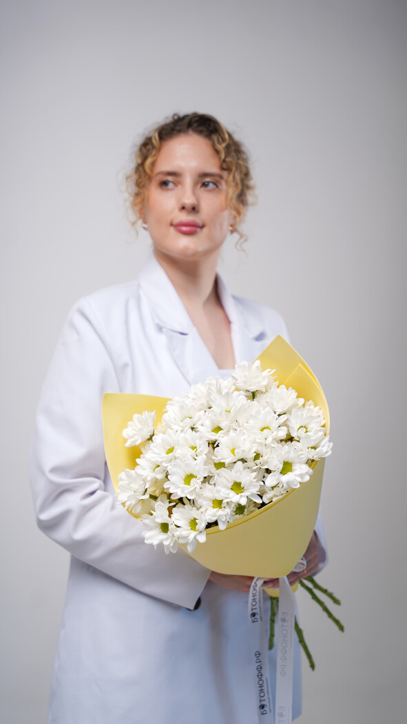 5 белых ромашковых хризантем в оформлении №76