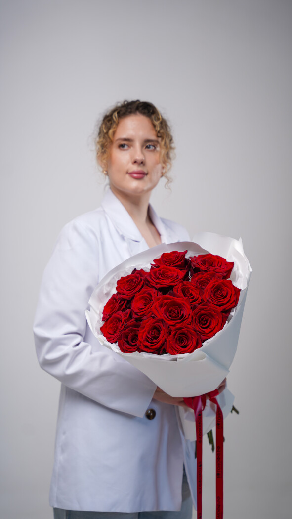 15 красных роз в оформлении №42