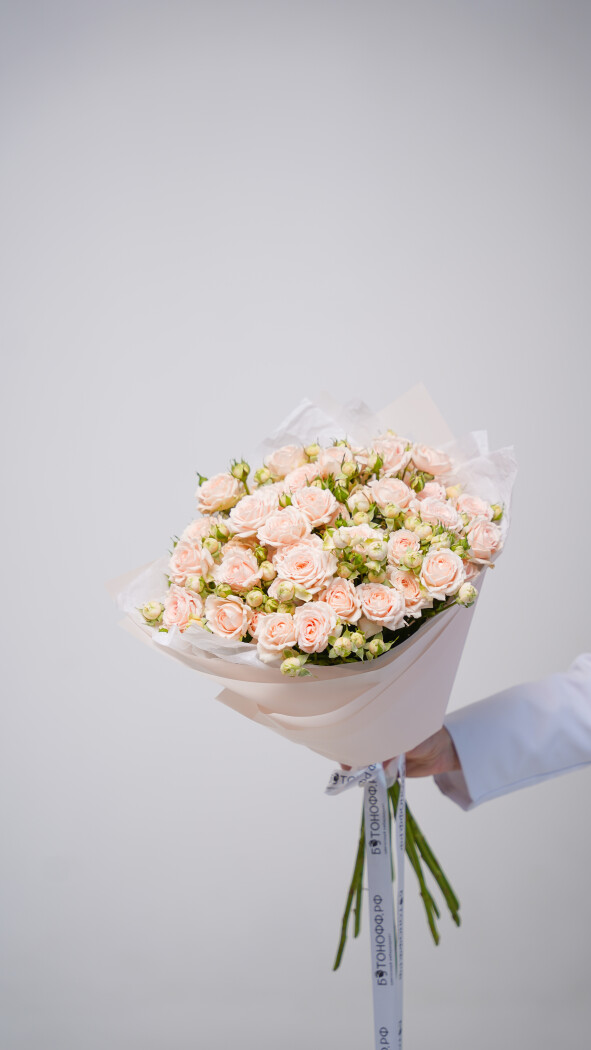 9 персиковых кустовых роз в оформлении №14