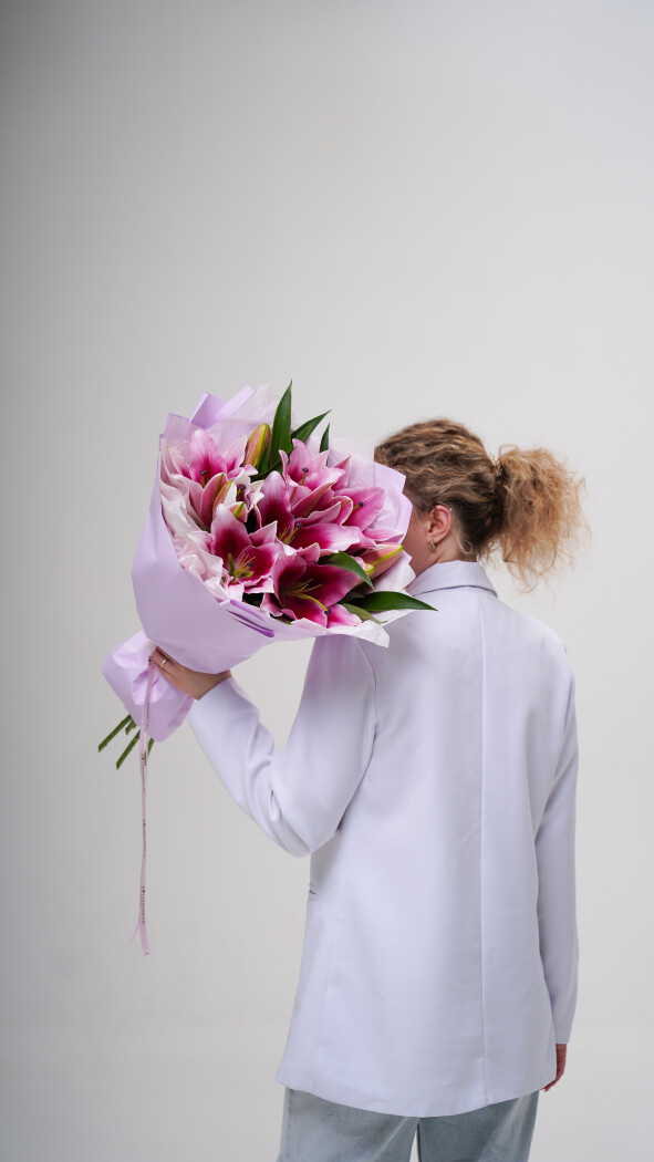 5 розовых лилий в оформлении №180