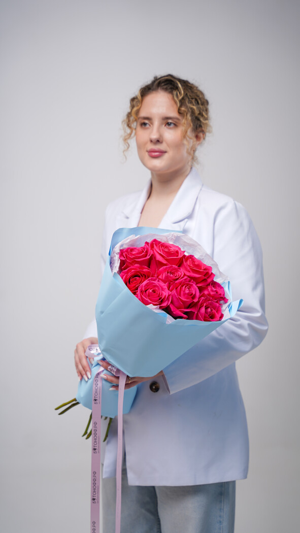 9 малиновых роз в оформлении №65