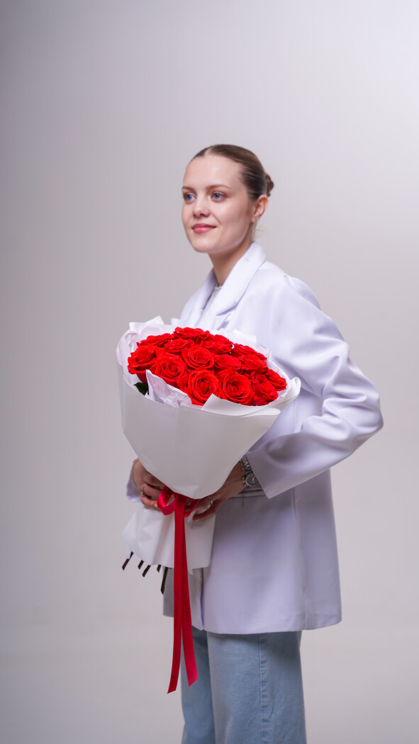 15 алых роз в оформлении №281