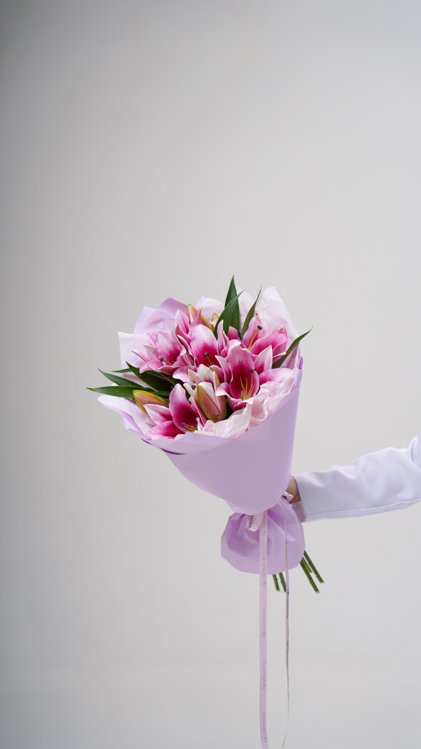 5 розовых лилий в оформлении №180