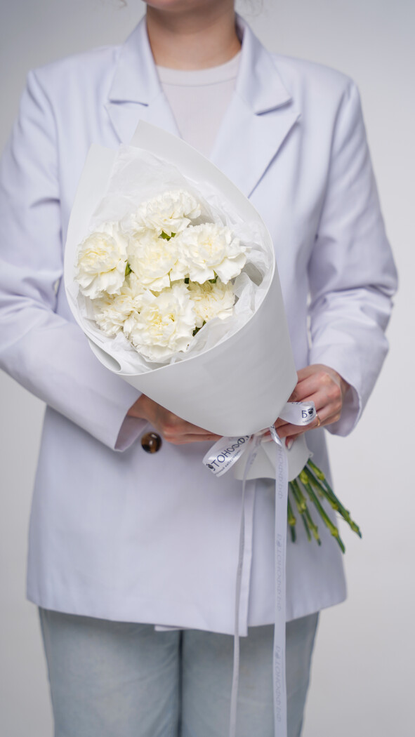 11 белых диантусов в оформлении №102