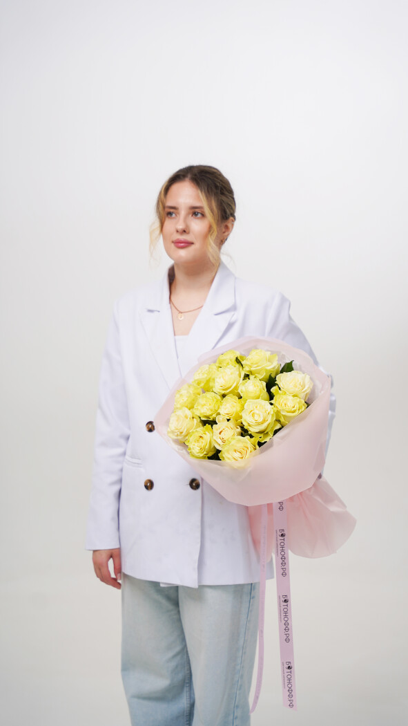 15 белых роз в оформлении №54