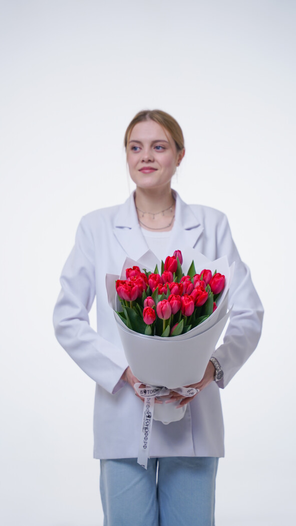 35 красных тюльпанов в оформлении №375