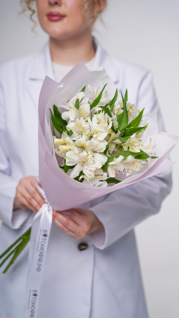 5 белых альстромерий в оформлении №88