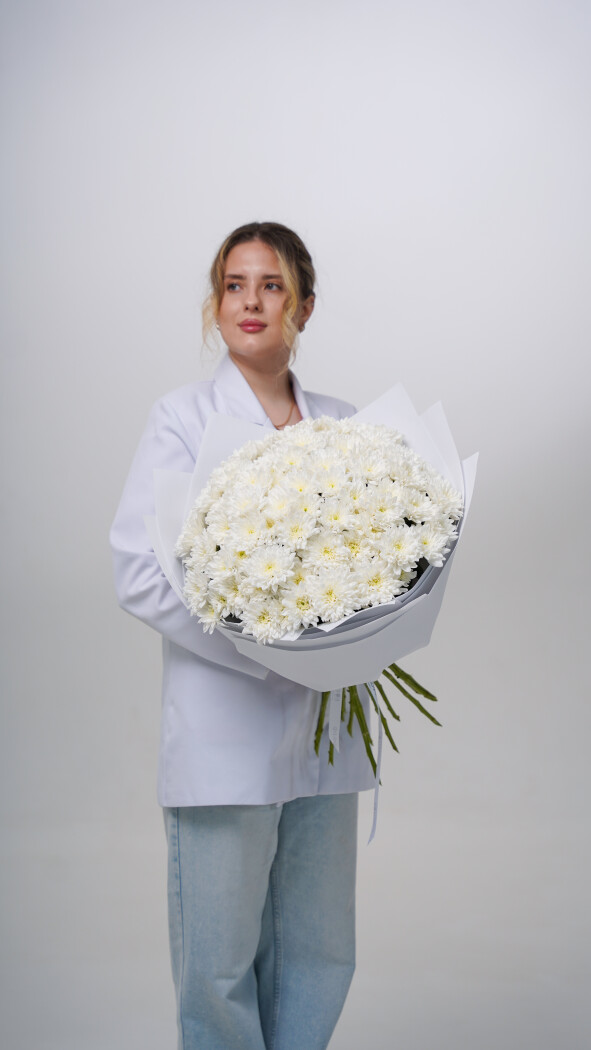 15 белых хризантем в оформлении №73