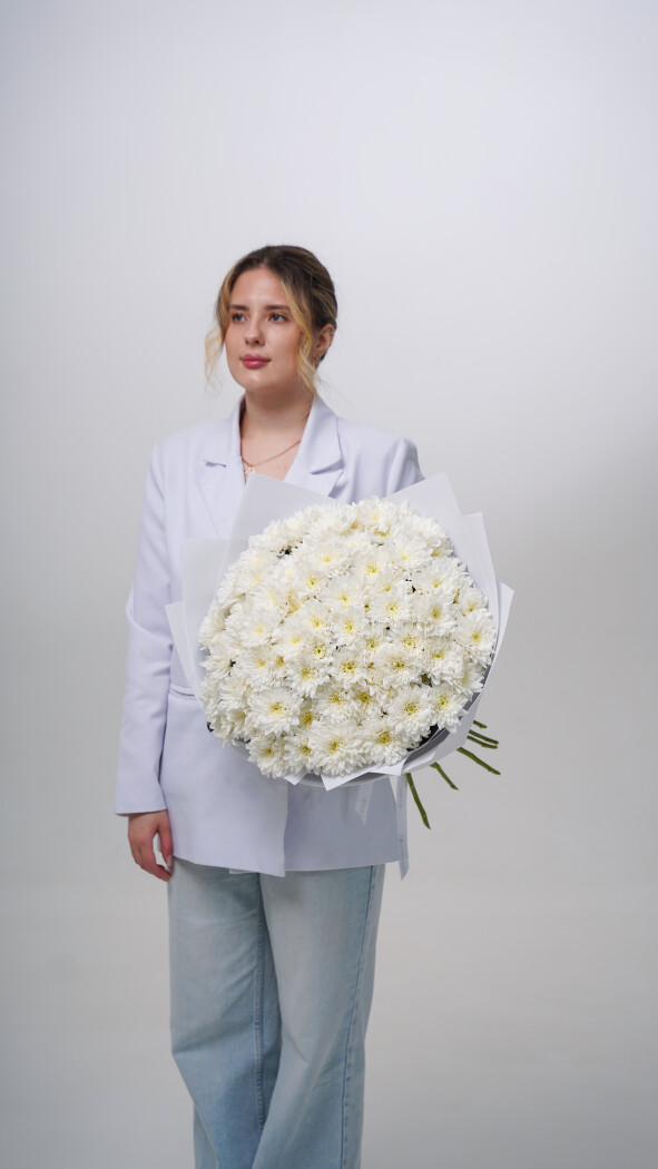 15 белых хризантем в оформлении №73