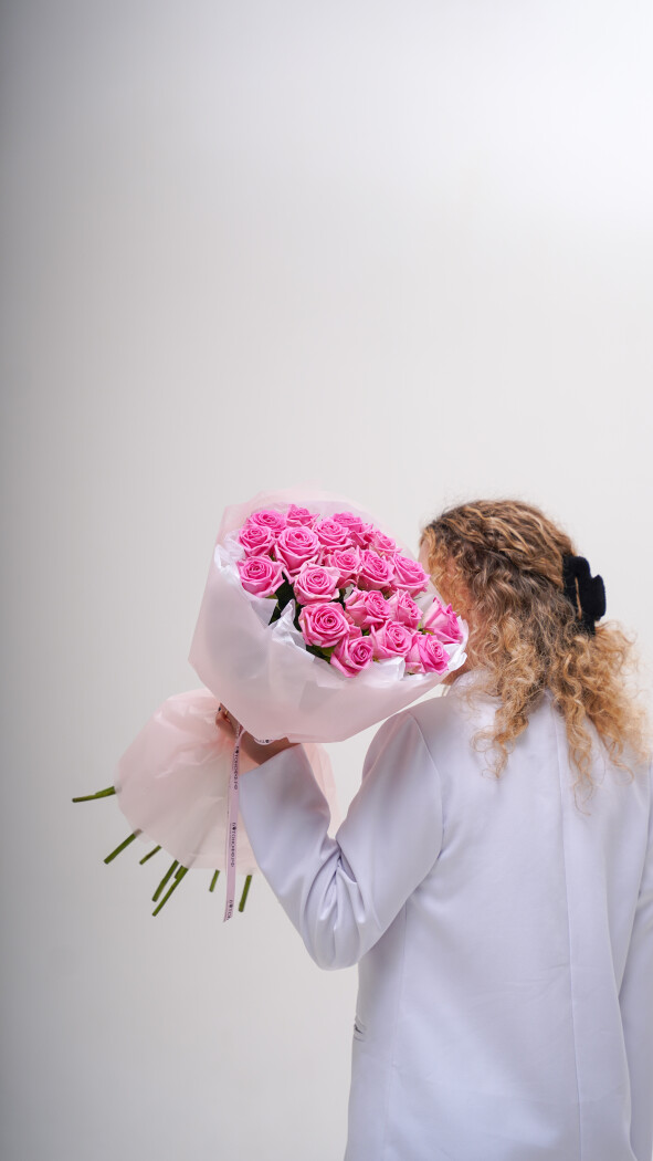 19 розовых роз в оформлении №234