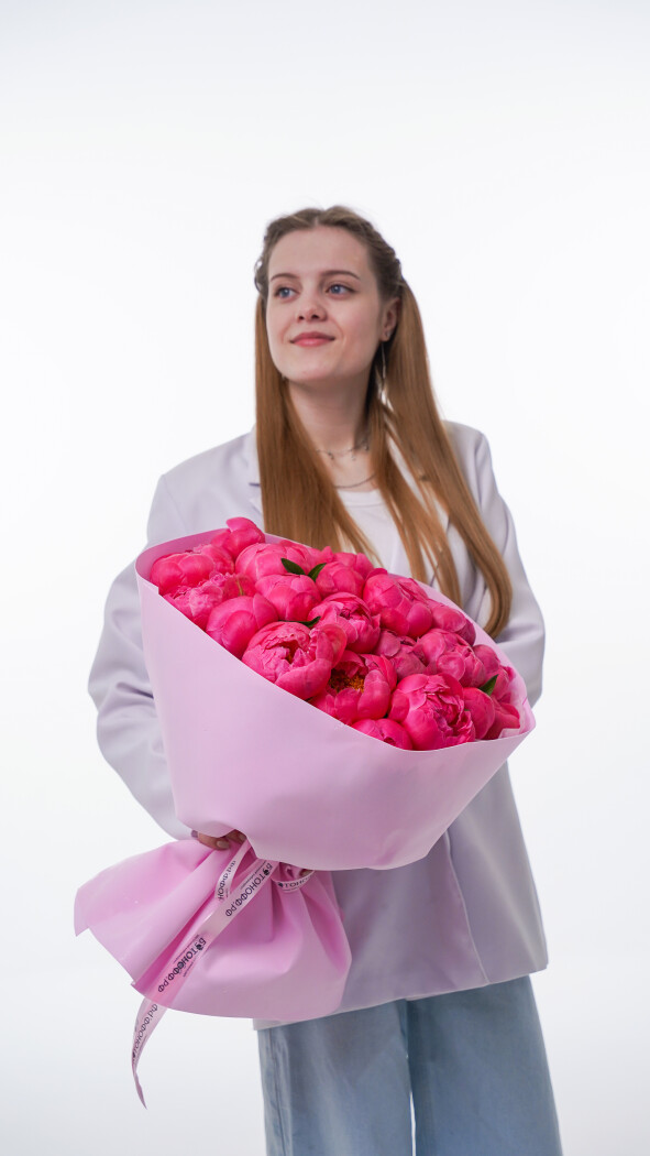 25 коралловых пионов в оформлении №135