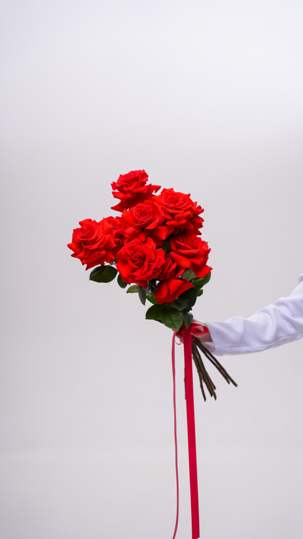 9 алых роз под ленту №275