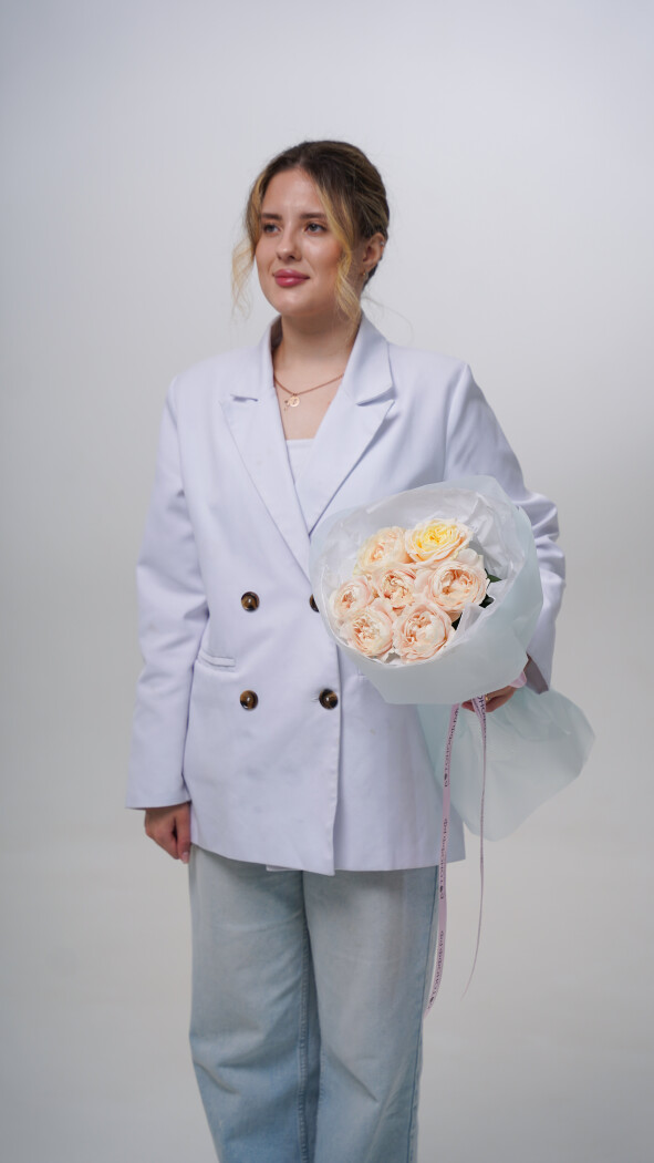 7 бледно-розовых пионовидных роз в оформлении №7