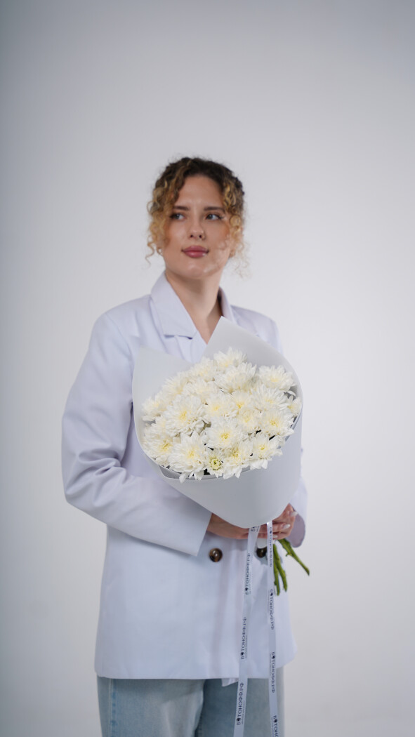 5 белых хризантем в оформлении №70