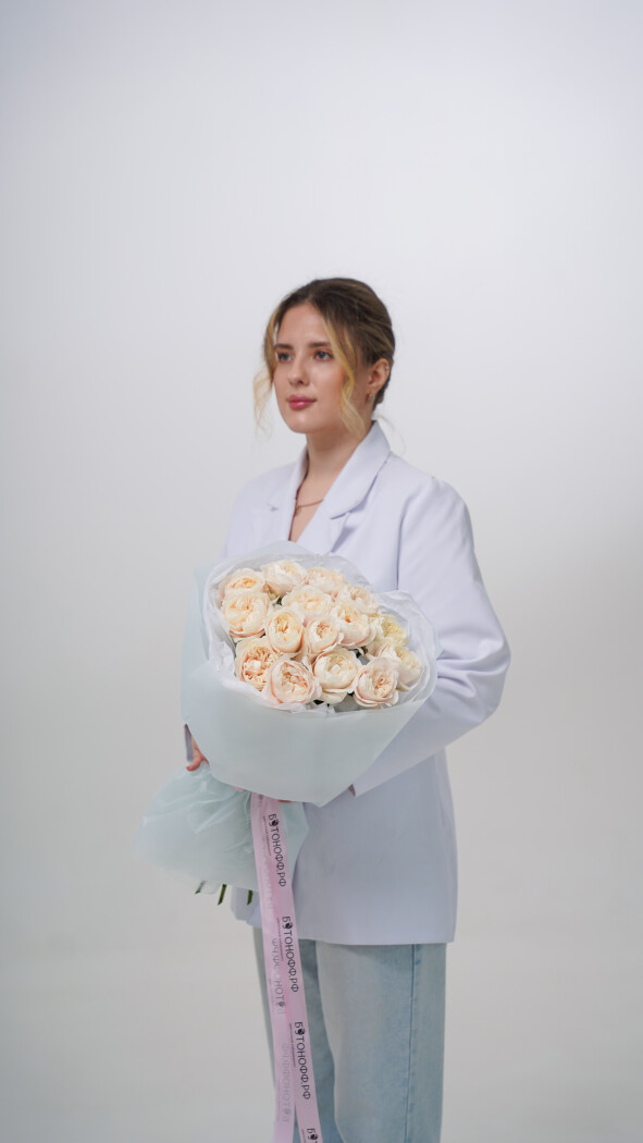 15 бледно-розовых пионовидных роз в оформлении №9