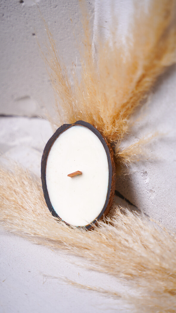 Ароматическая свеча в кокосе 2