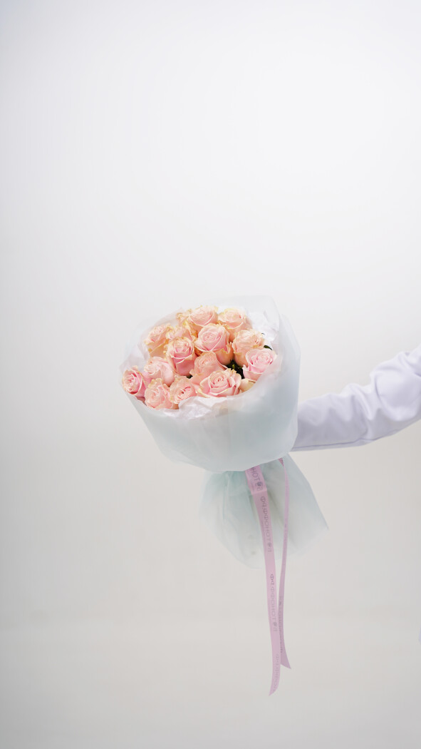 15 розовых роз в оформлении №60