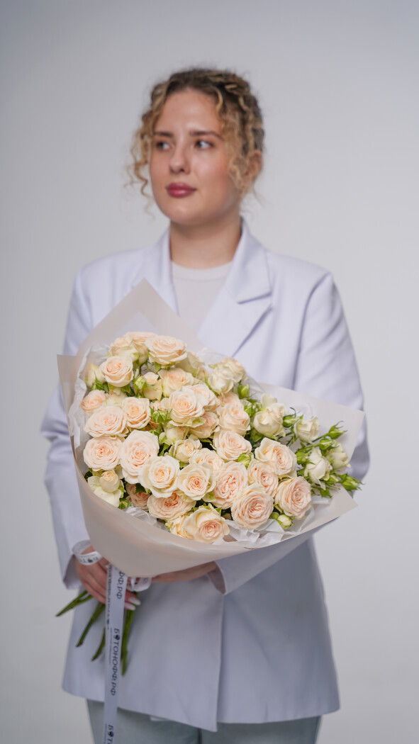 9 светло-розовых кустовых роз в оформлении №20