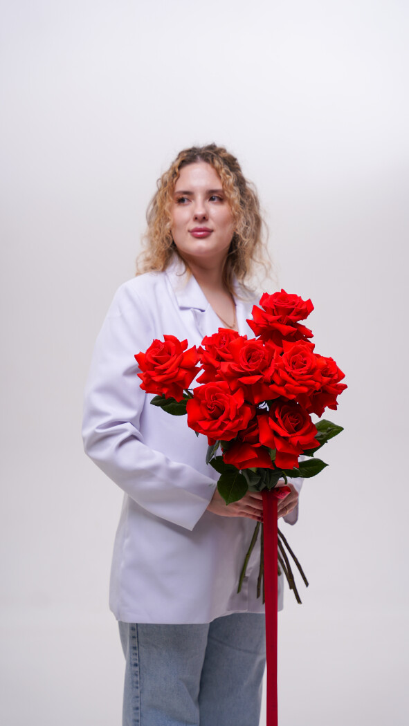 9 алых роз под ленту №275