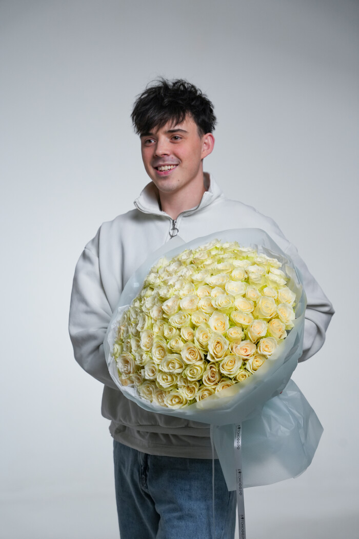 101 белая роза в оформлении №36