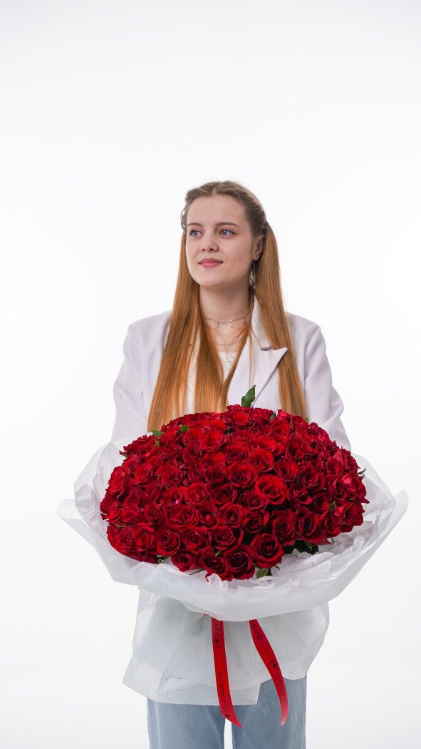 101 красная роза в оформлении №33