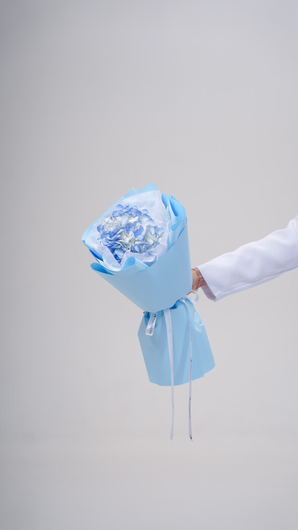 1 голубая гортензия в оформлении №205