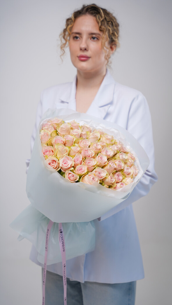 51 нежно-розовая роза в оформлении №38