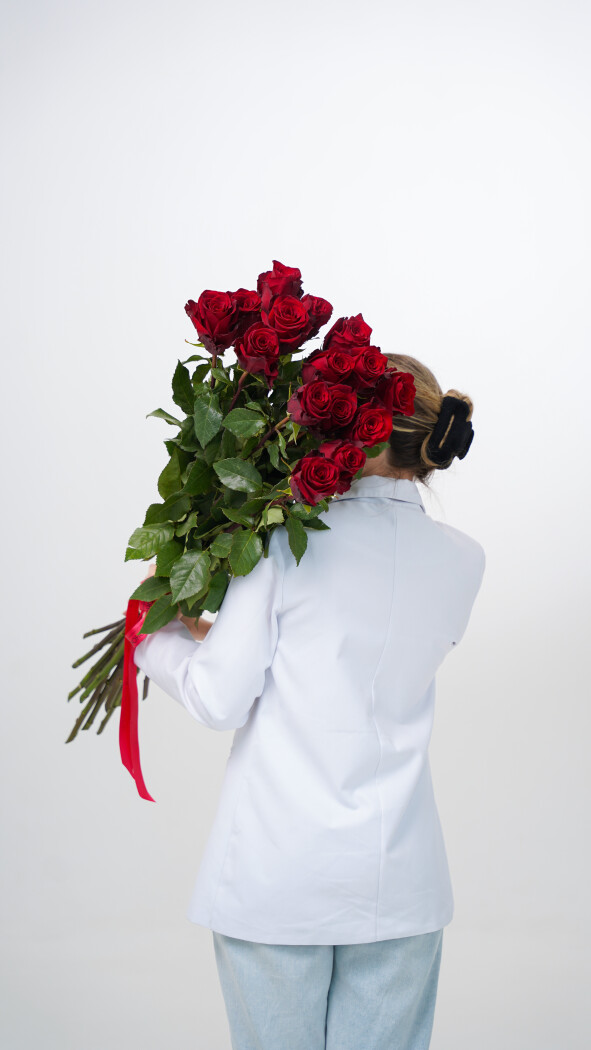 15 красных метровых роз под ленту №48