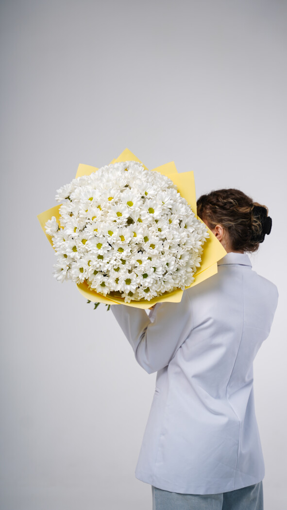 25 белых ромашковых хризантем в оформлении №80