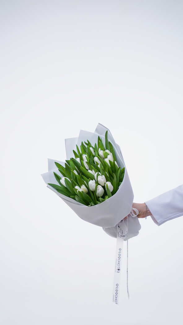 35 белых тюльпанов в оформлении №365