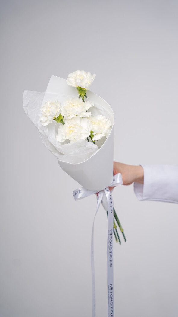 5 белых диантусов в оформлении №100