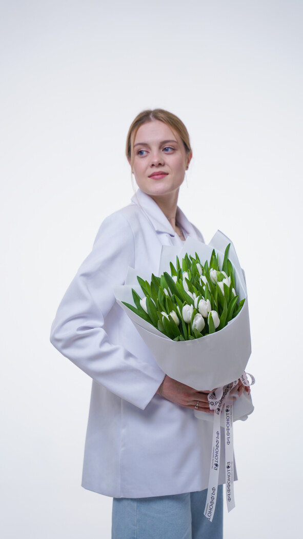 35 белых тюльпанов в оформлении №365