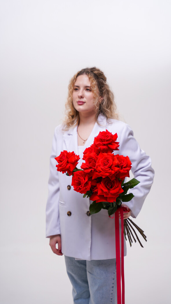 9 алых роз под ленту №275