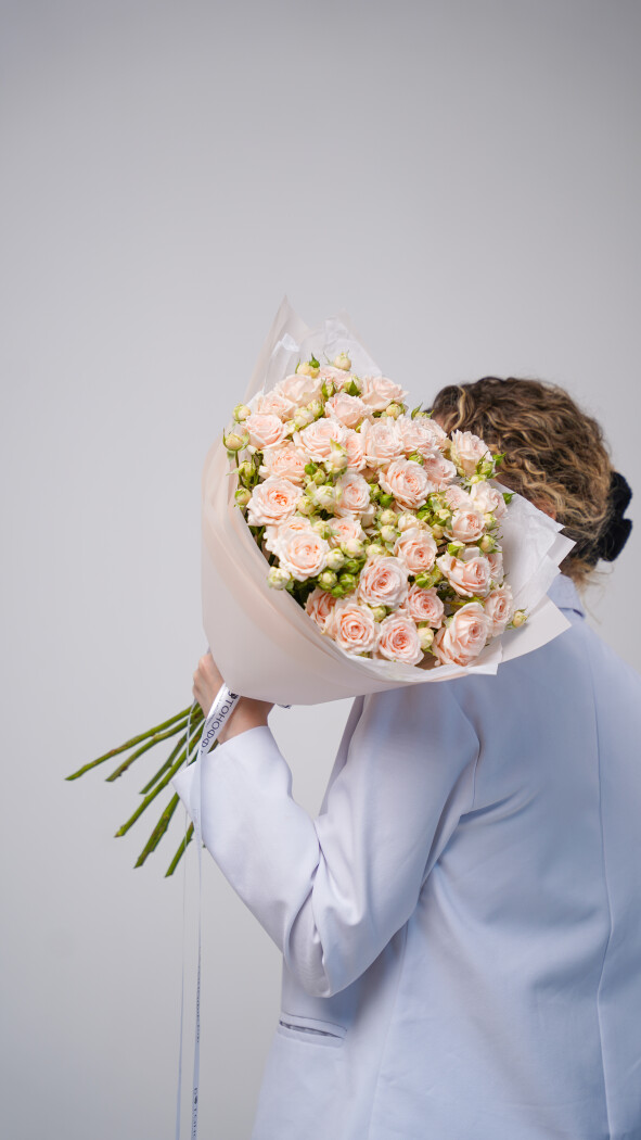 9 персиковых кустовых роз в оформлении №14