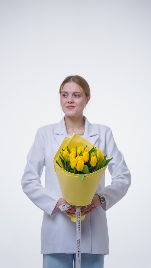 15 желтых тюльпанов в оформлении №368