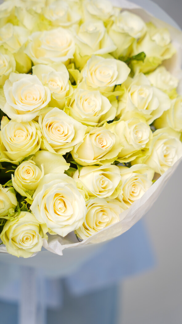 51 белая роза в оформлении №35