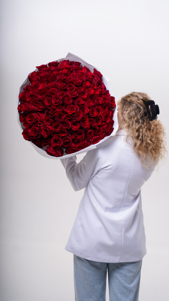 101 красная роза в оформлении №45