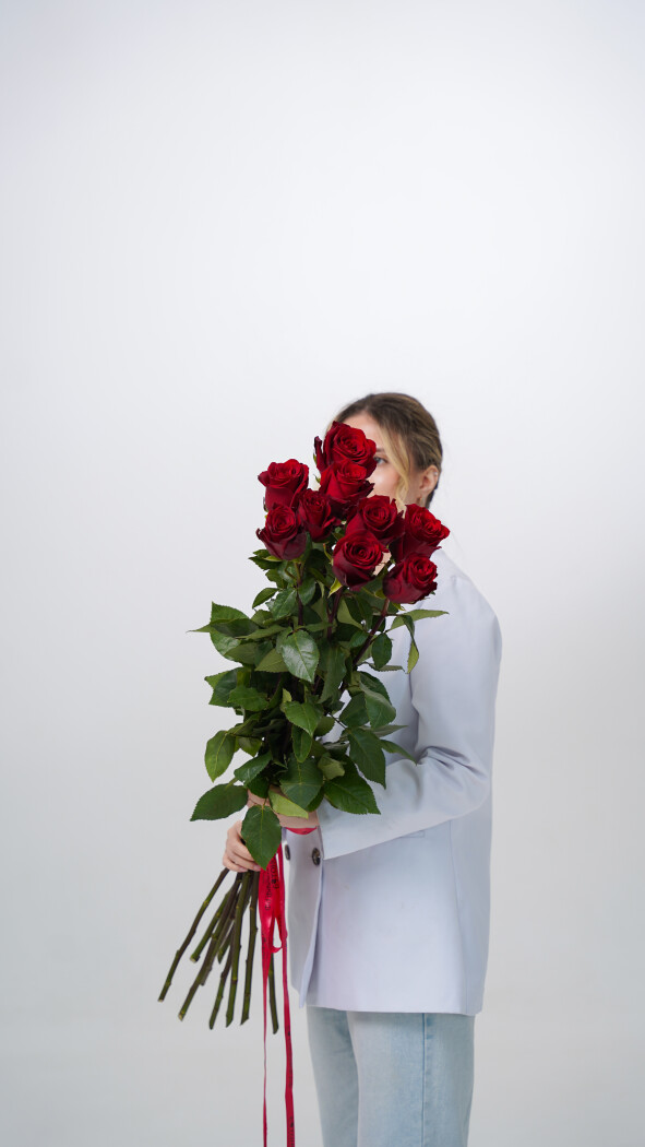 9 красных метровых роз под ленту №47