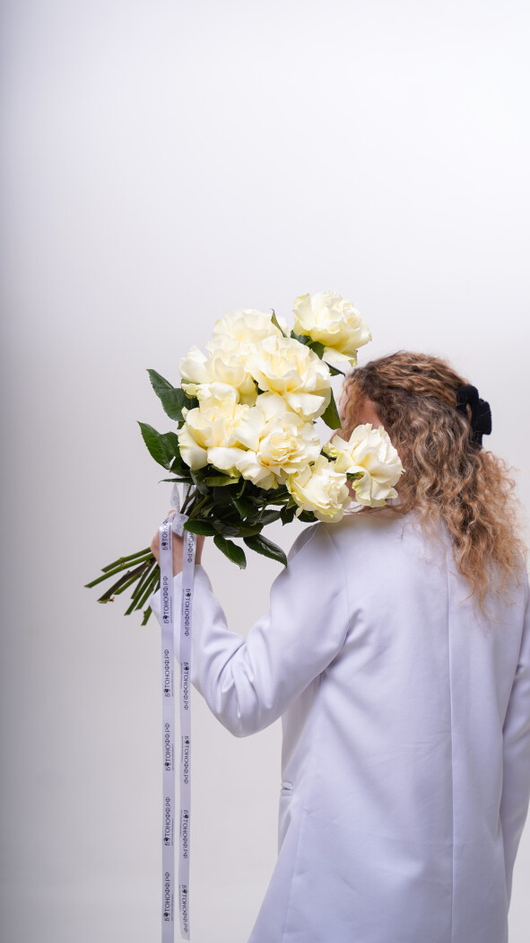 9 белых роз под ленту №277