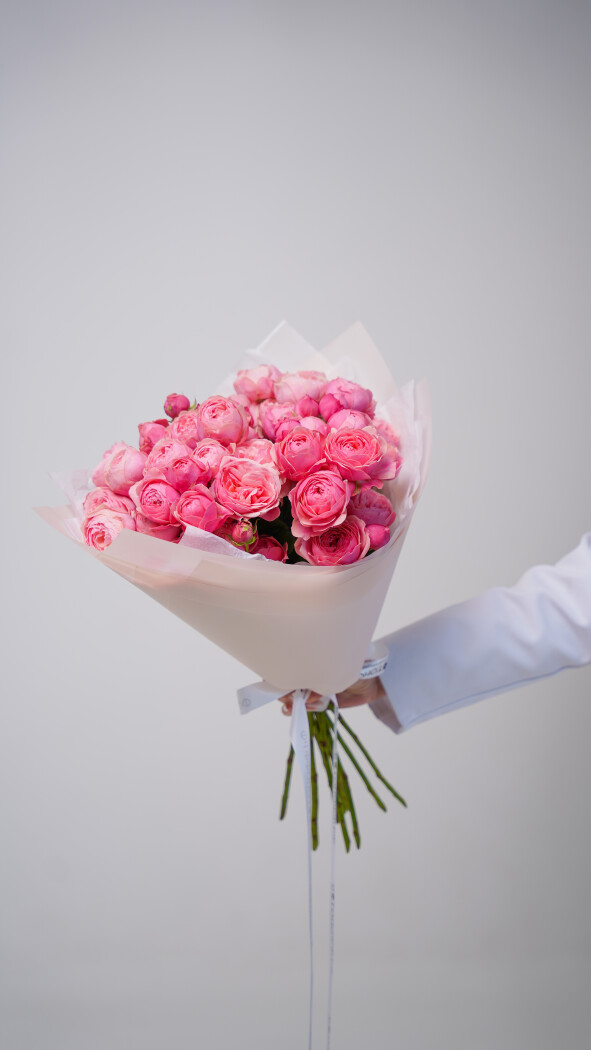 9 розовых кустовых роз в оформлении №26