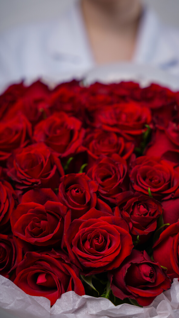 51 красная роза в оформлении №32