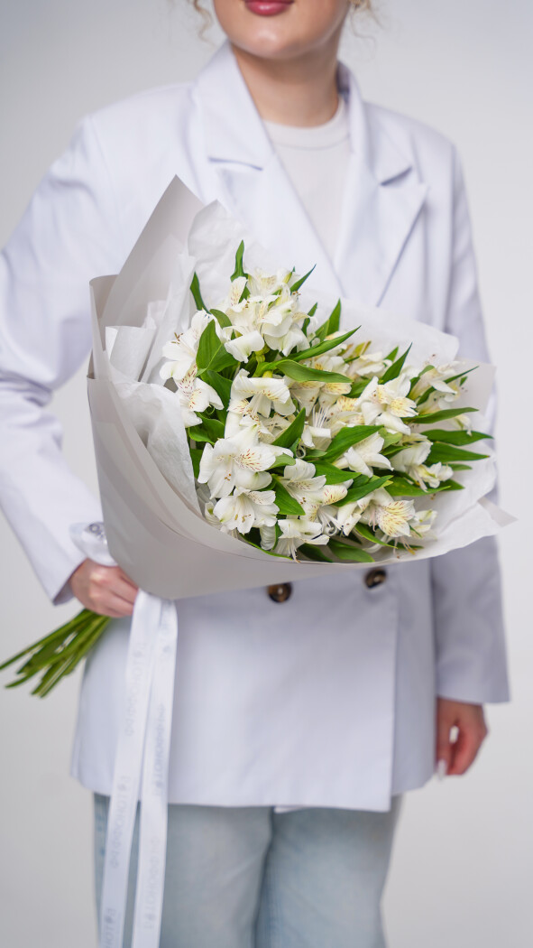 9 белых альстромерий в оформлении №89