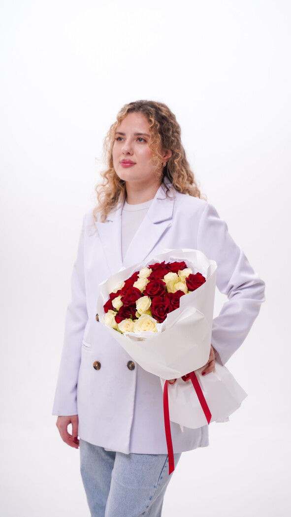25 роз микс в оформлении №316