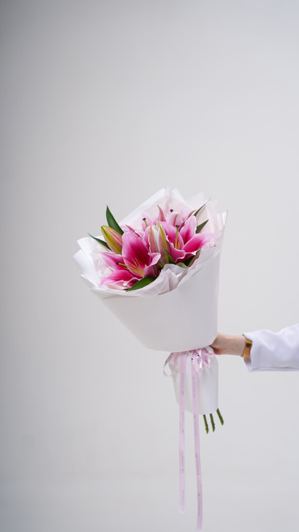 3 розовые лилии в оформлении №179