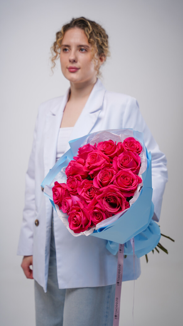15 малиновых роз в оформлении №66