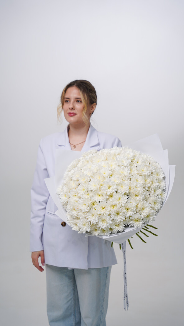 25 белых хризантем в оформлении №74