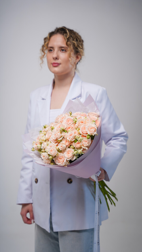 11 персиковых кустовых роз в оформлении №15